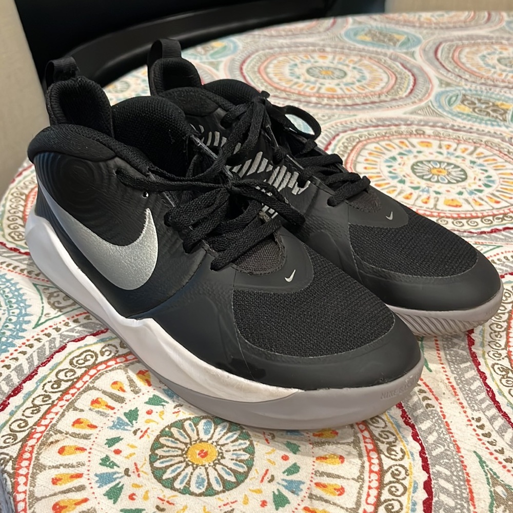 Nike AQ4224-001 Team Hustle size 6Y